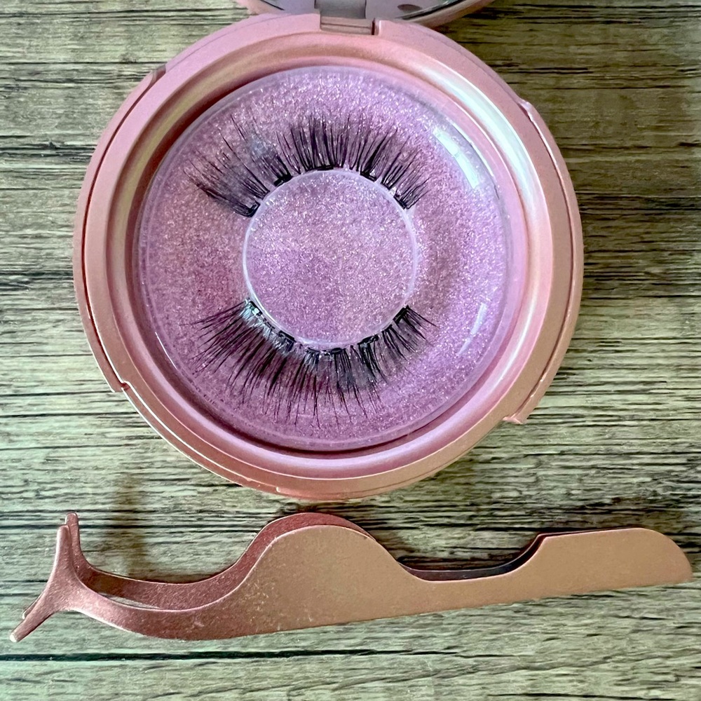 M 5 Magnetic Eyelashes without the eyeliner